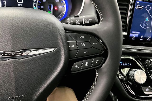 Used 2025 Chrysler Pacifica Limited image 25