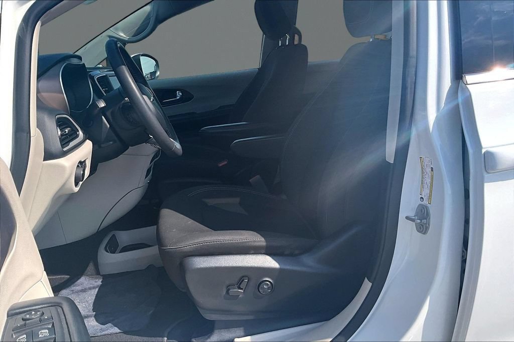Used 2022 Chrysler Voyager LX FWD image 19