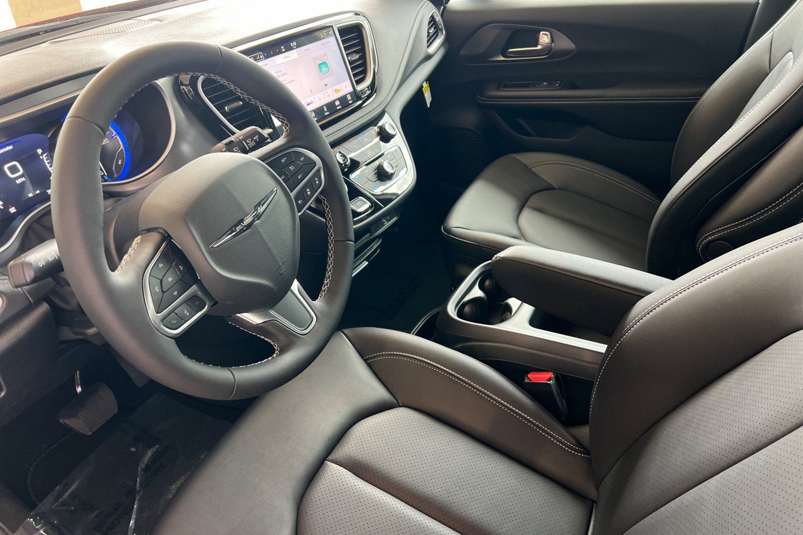 New 2026 Chrysler Pacifica Select AWD/4WD image 3
