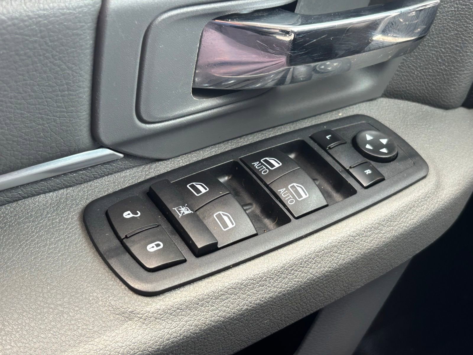 Used 2015 RAM 1500 SLT AWD/4WD image 13