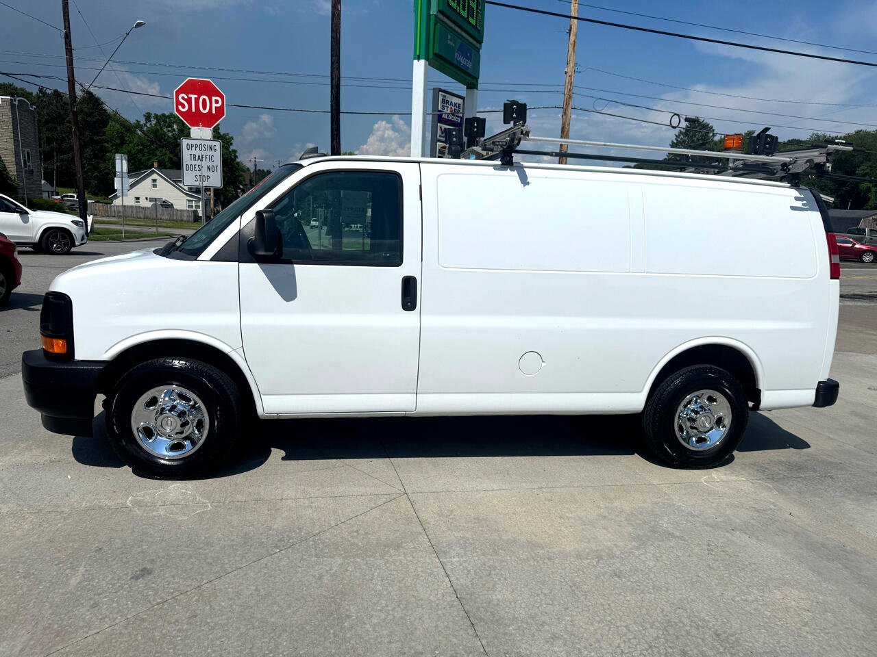 Used 2017 Chevrolet Express 2500 image 2
