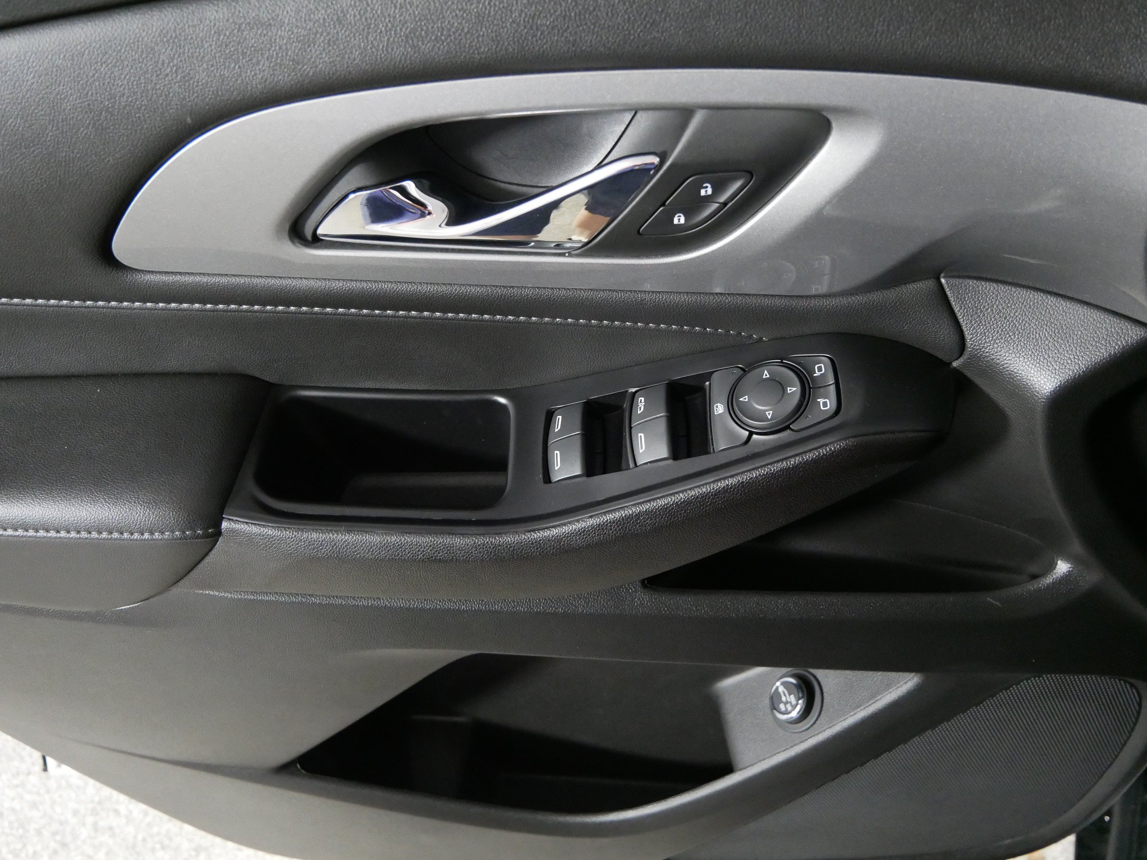 Used 2023 Chevrolet Traverse LT FWD image 19