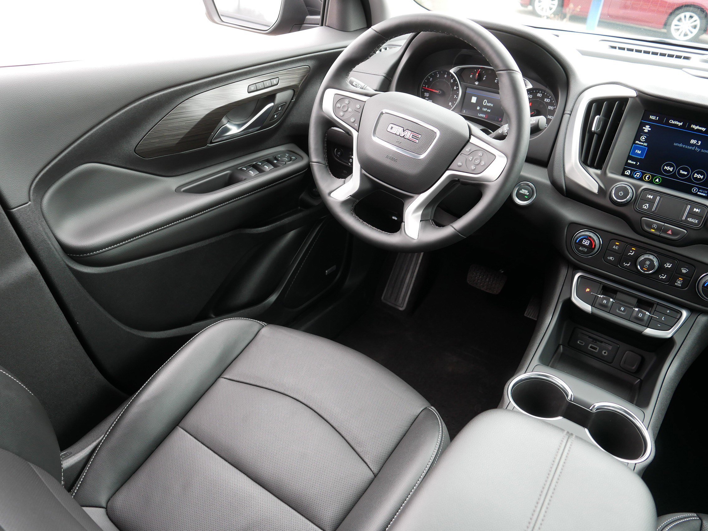 Used 2024 GMC Terrain SLT w/ Infotainment Package II image 9