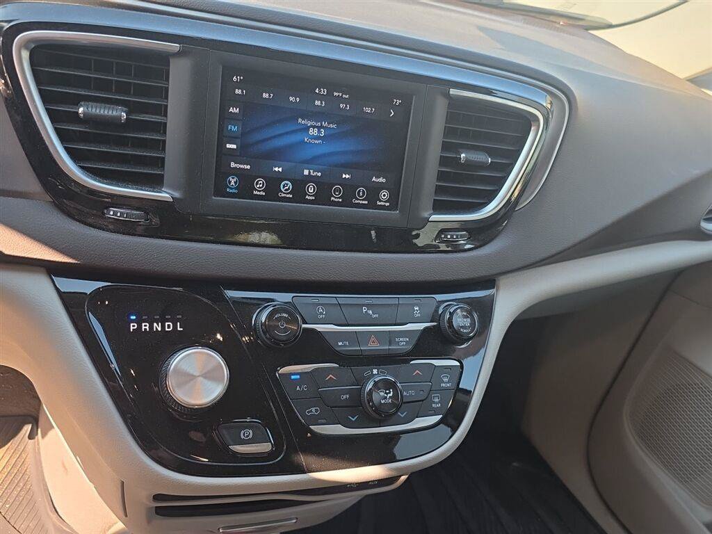 Used 2018 Chrysler Pacifica Touring Plus FWD image 13