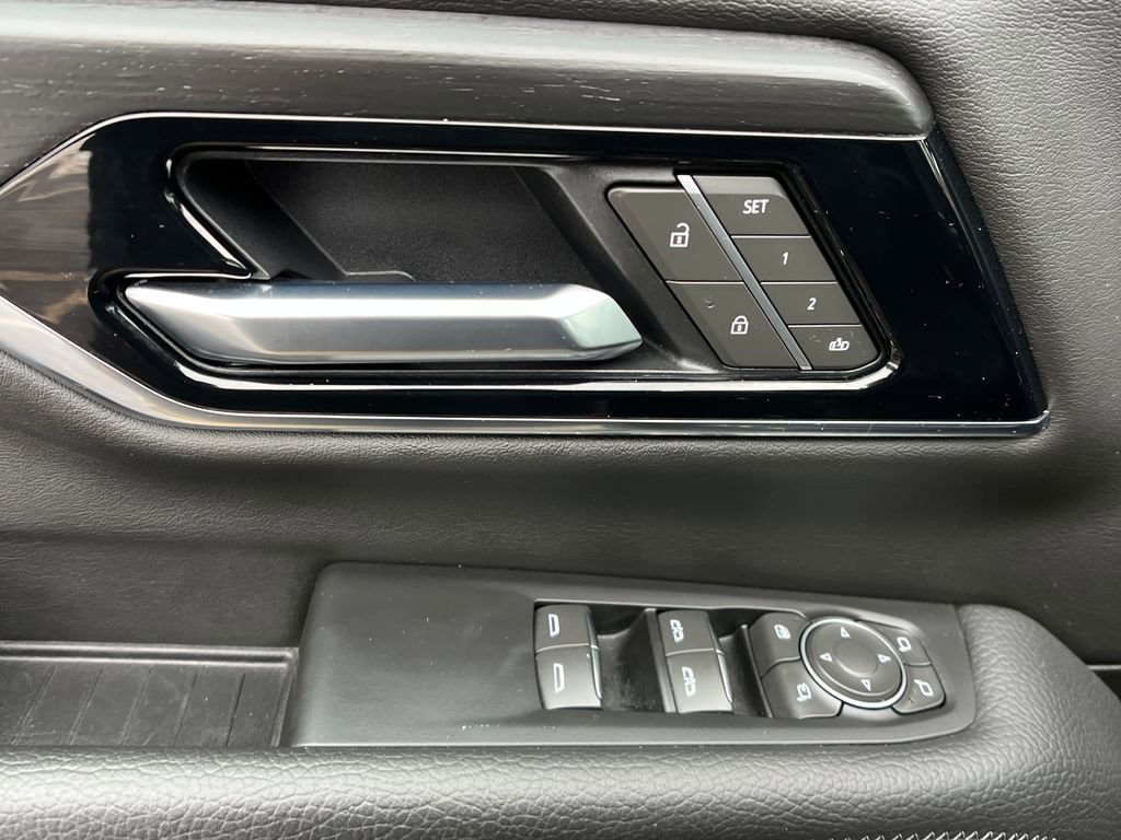 Used 2025 GMC Yukon Denali image 12