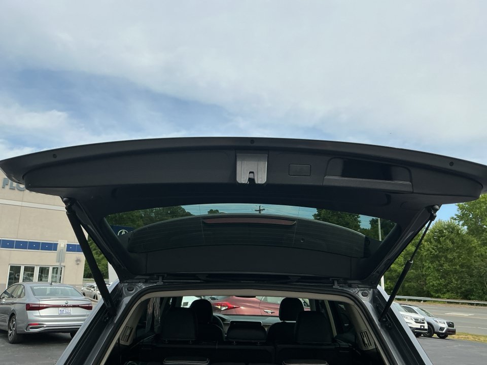 Certified 2025 Volkswagen Atlas SE FWD image 18