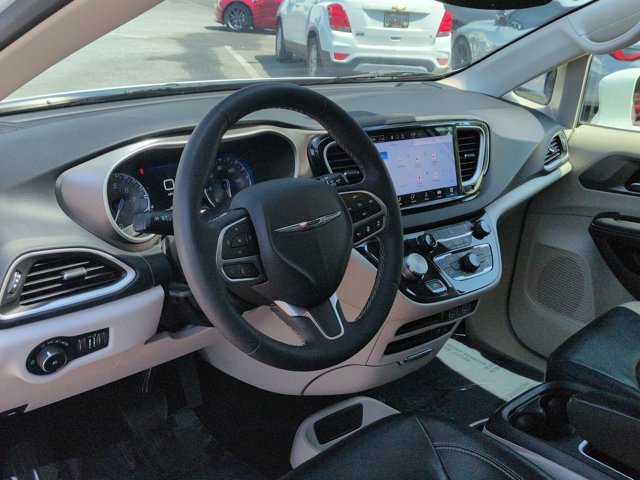 Used 2022 Chrysler Pacifica Touring-L FWD image 10