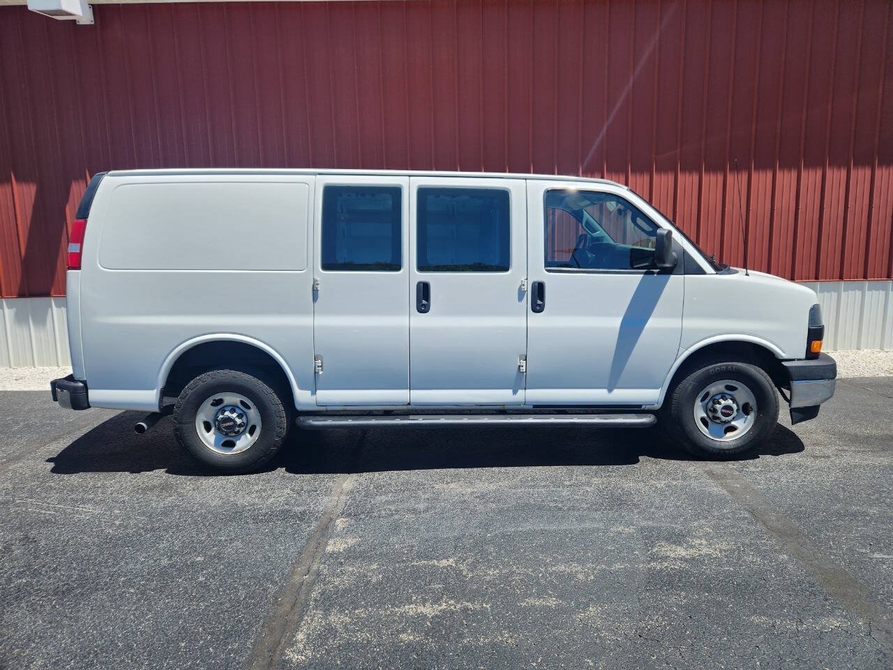 Used 2017 GMC Savana 2500 RWD image 8