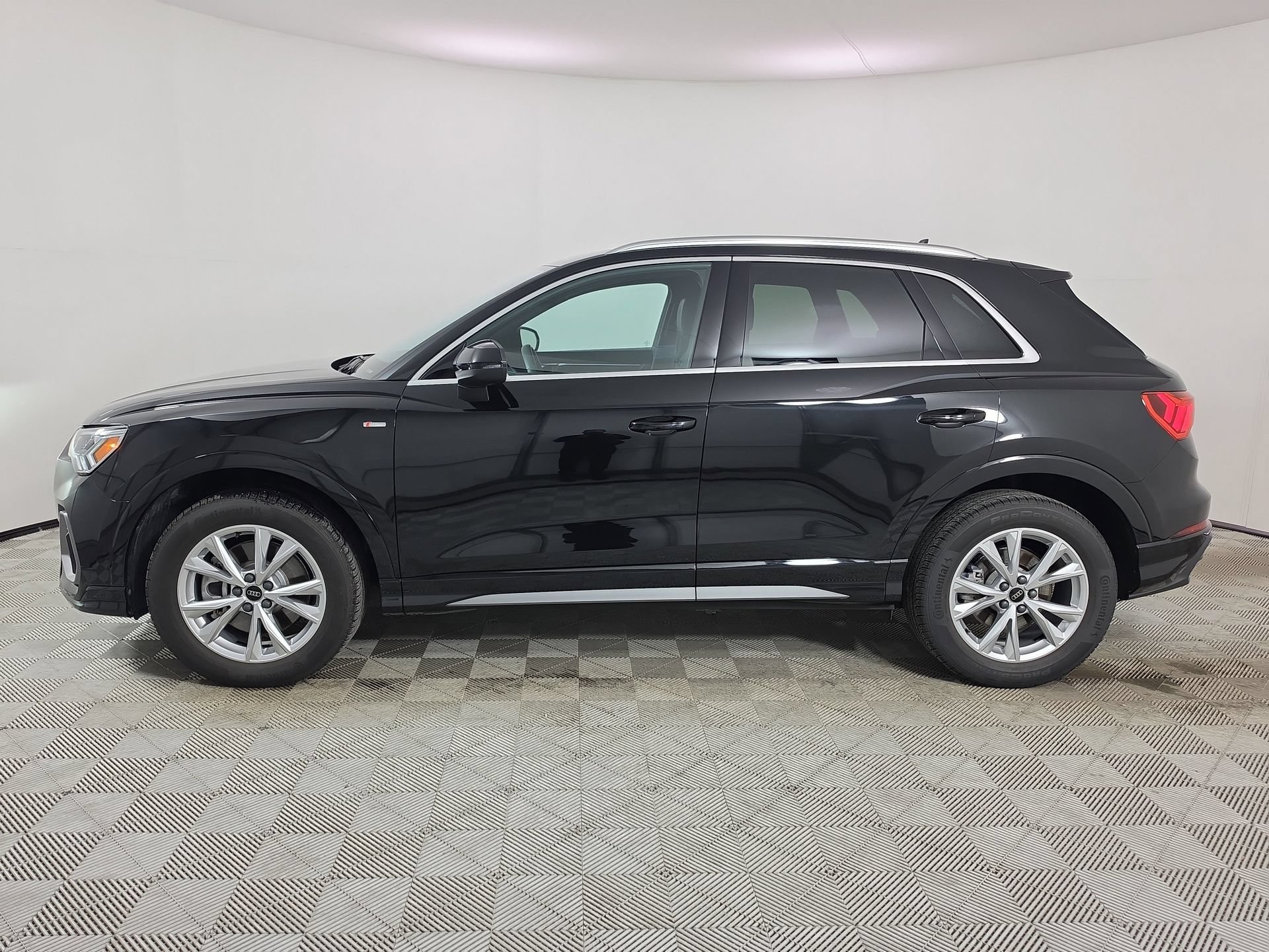 Certified 2025 Audi Q3 2.0T Premium Plus w/ Premium Plus Package AWD/4WD image 4