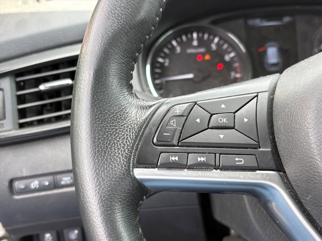 Used 2017 Nissan Rogue SV image 10