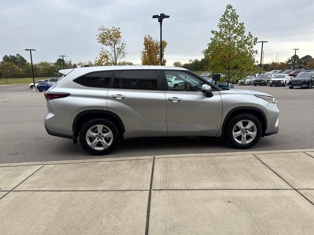 Used 2024 Toyota Highlander LE image 5