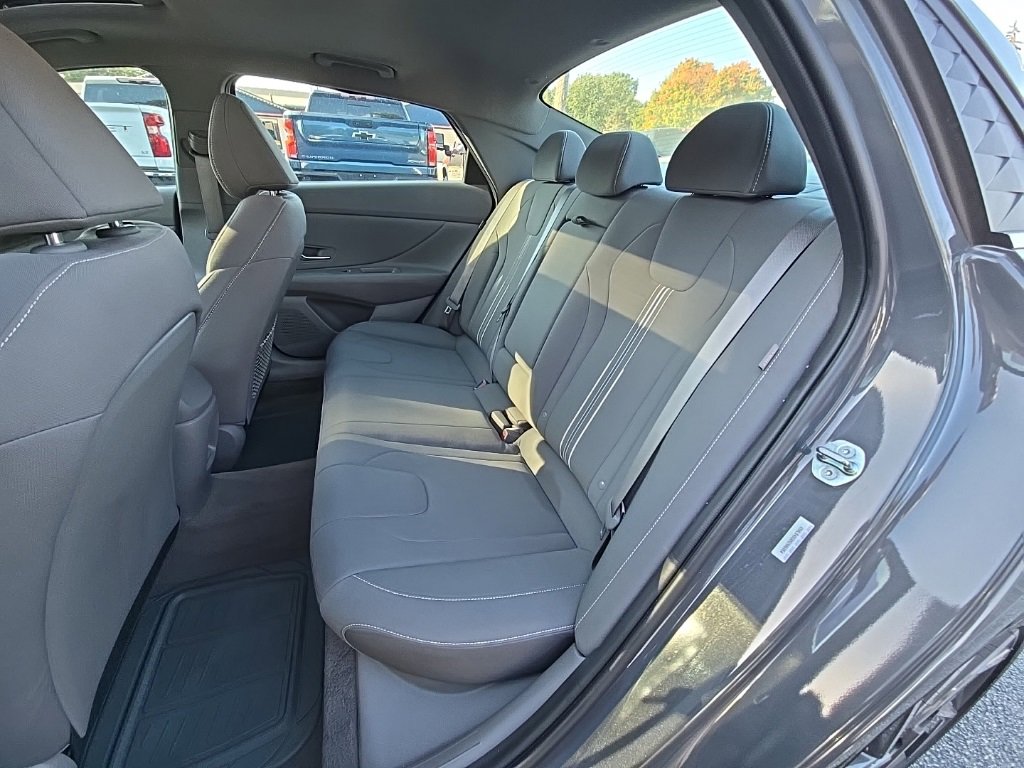 Used 2025 Hyundai Elantra SEL image 27