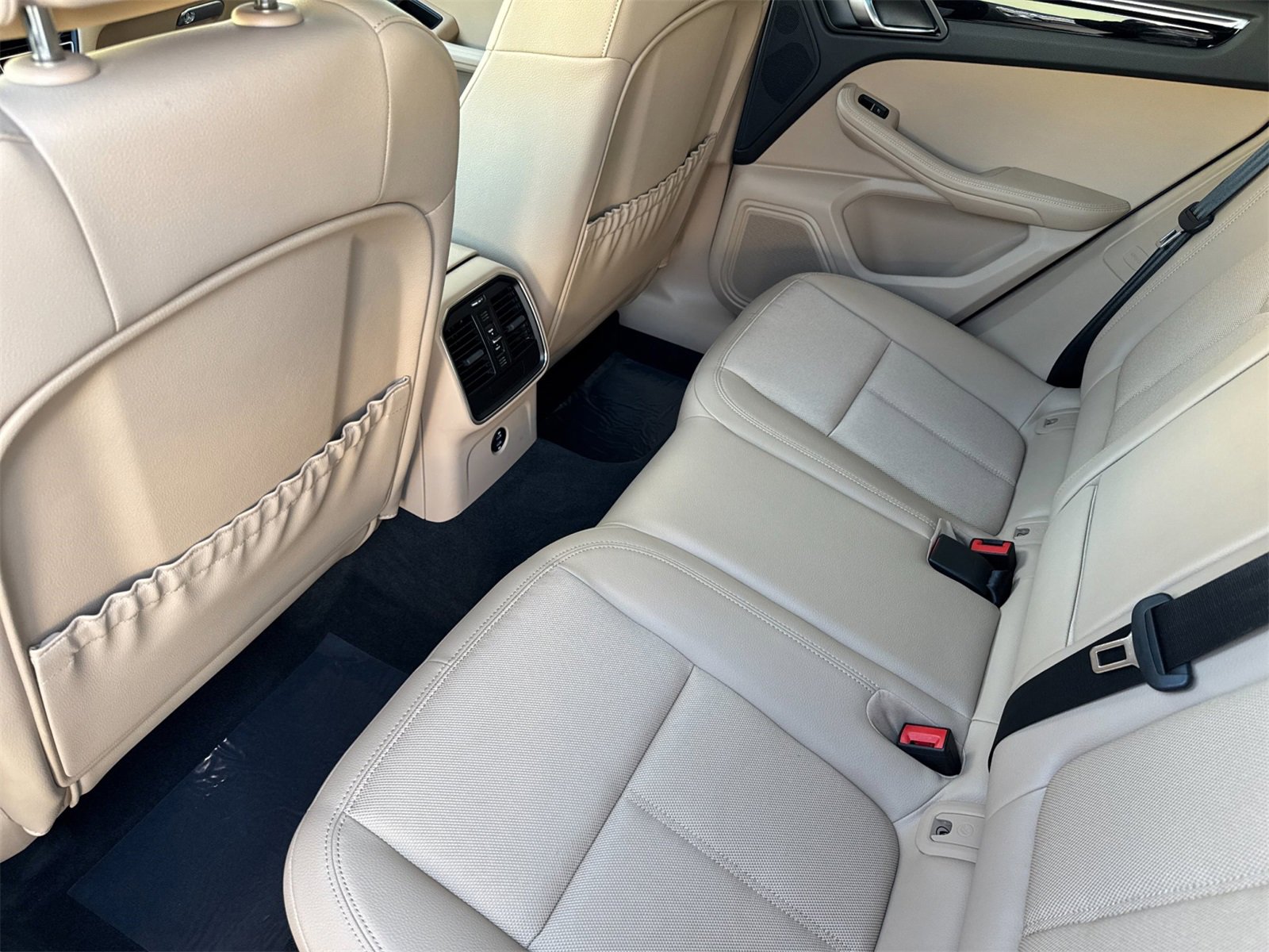 Used 2025 Porsche Macan image 14