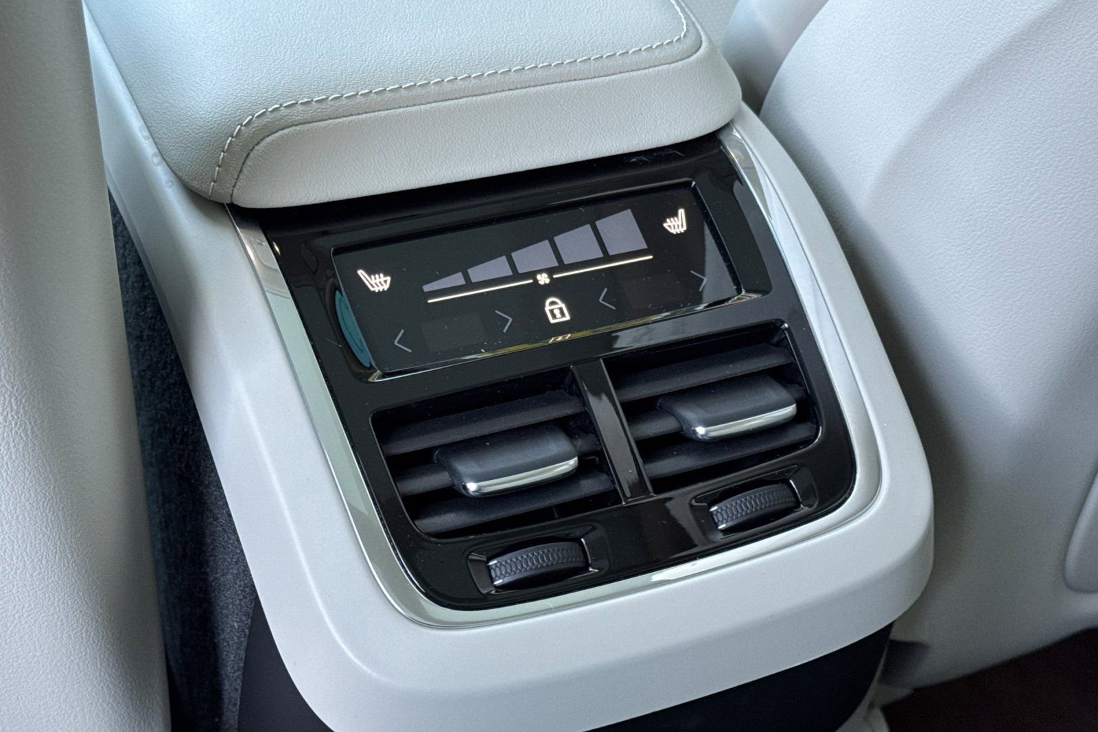 Used 2023 Volvo XC60 B5 Ultimate w/ Climate Package image 13