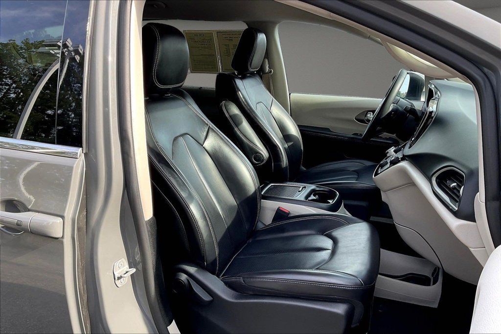 Used 2023 Chrysler Pacifica Touring-L FWD image 32