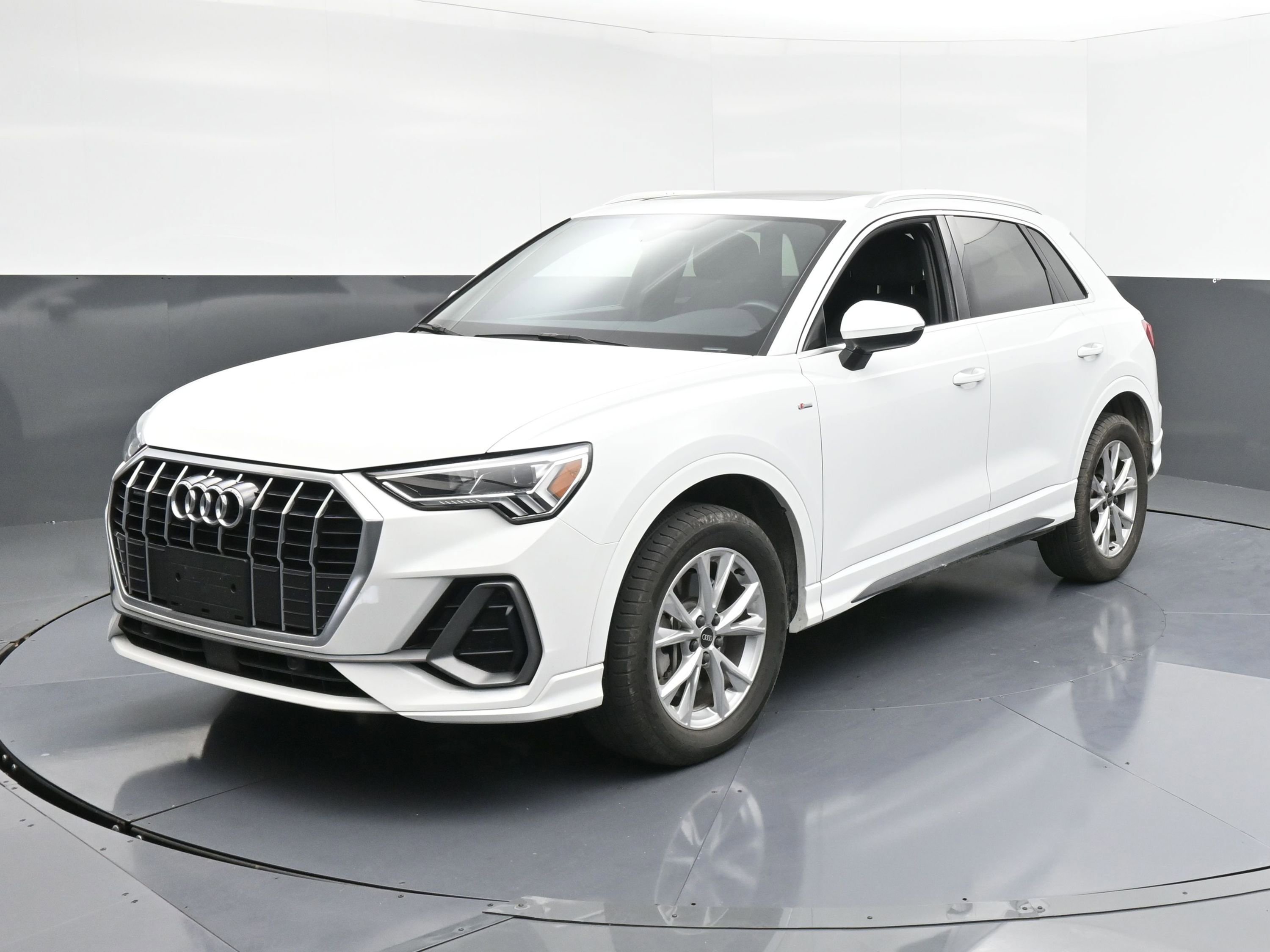 Used 2023 Audi Q3 2.0T Premium w/ Convenience Package image 4