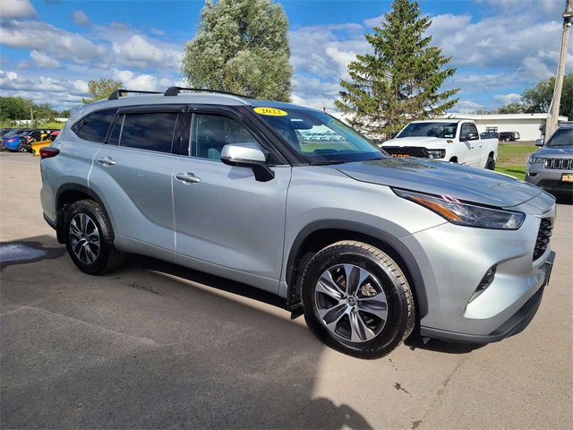 Used 2022 Toyota Highlander XLE image 3