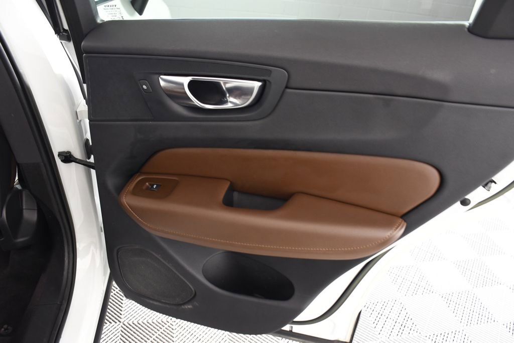 Used 2023 Volvo XC60 T8 Plus image 21