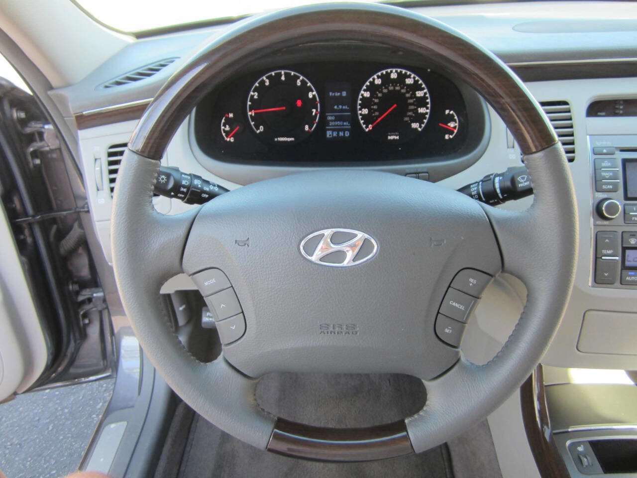 Used 2011 Hyundai Azera Limited image 29