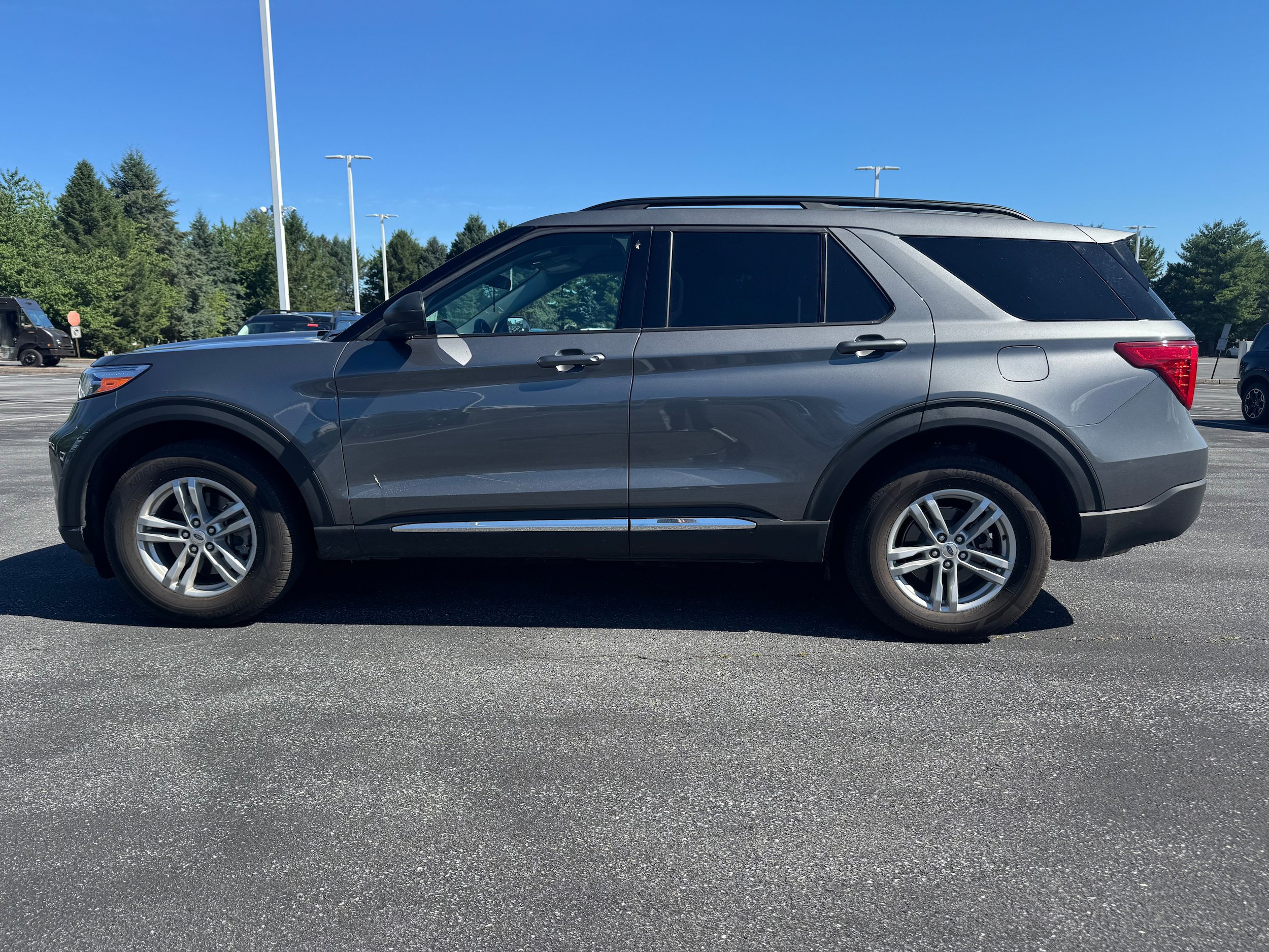 Used 2024 Ford Explorer XLT w/ Equipment Group 202A AWD/4WD image 2