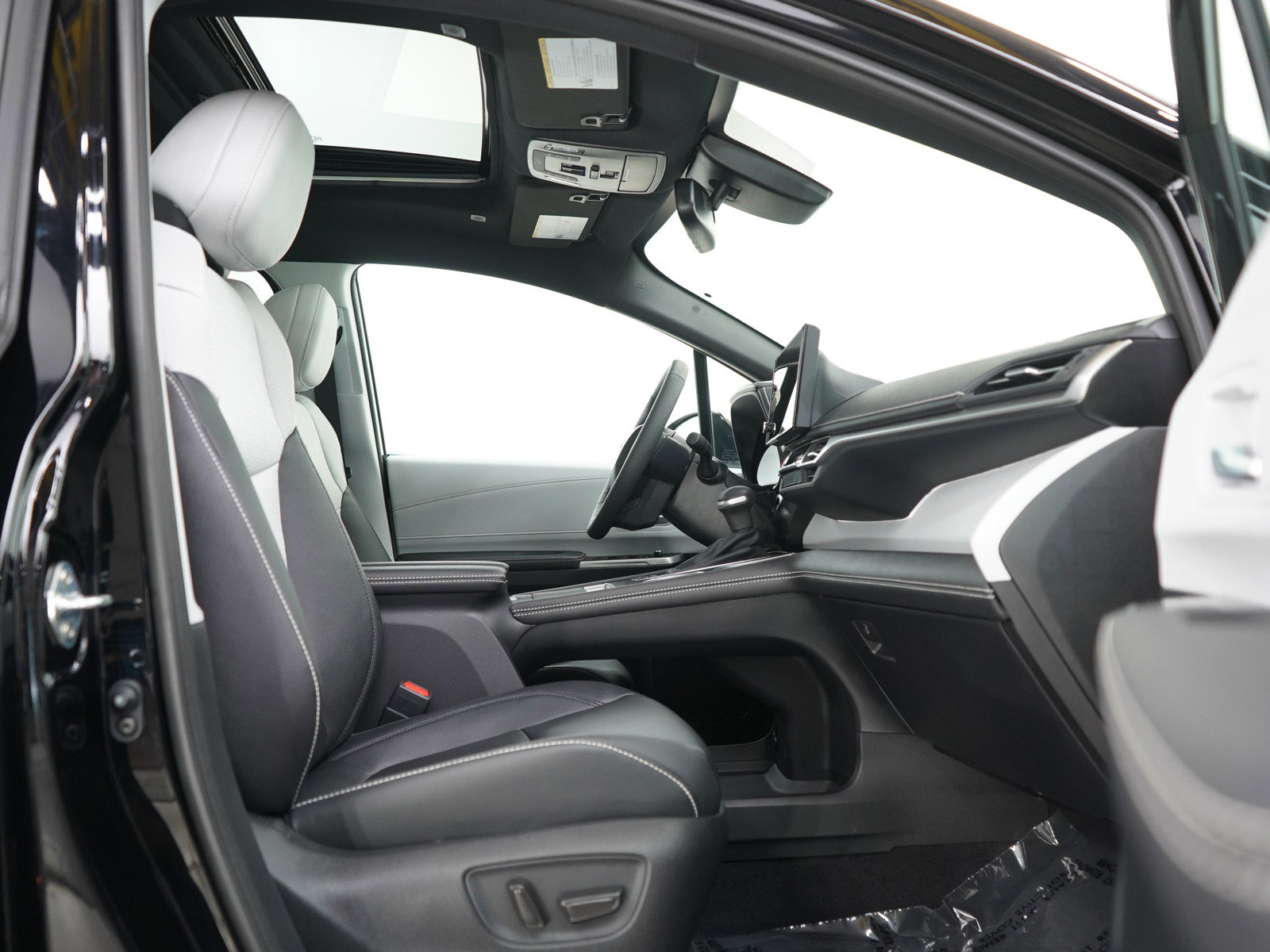 Used 2025 Toyota Sienna LE AWD/4WD image 11
