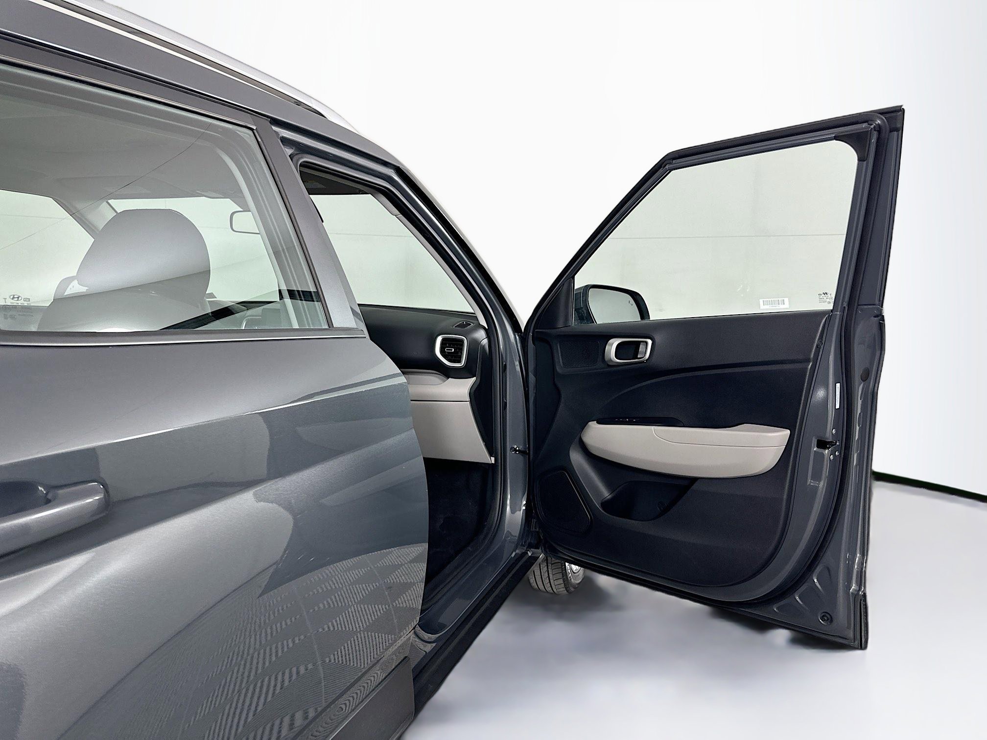 Used 2025 Hyundai Venue SEL image 31