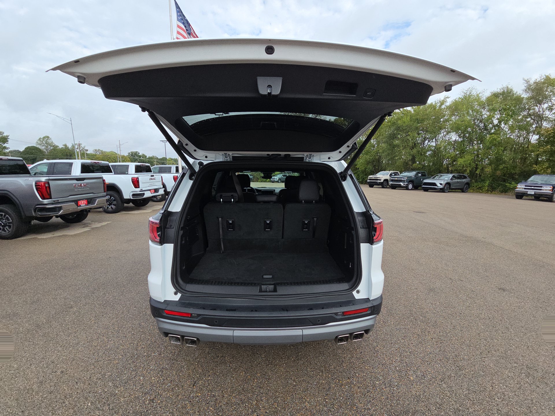 Used 2026 GMC Acadia Elevation w/ Elevation Premium Package FWD image 32