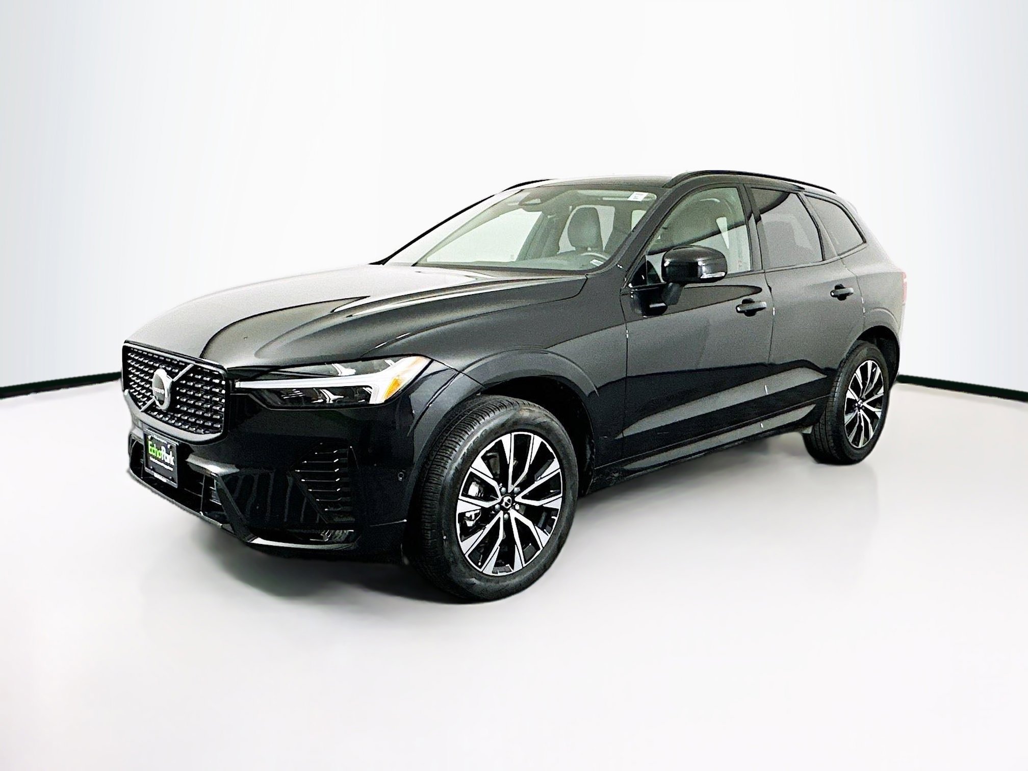 Used 2025 Volvo XC60 B5 Plus image 3