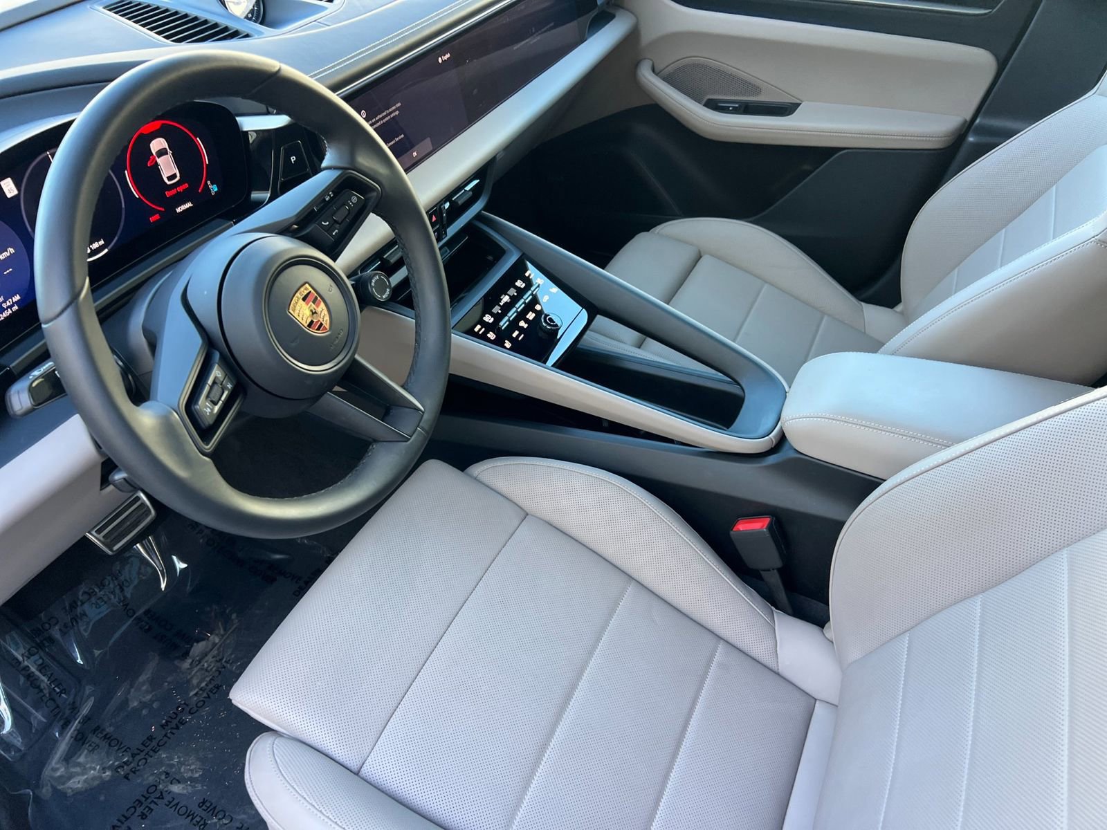 Certified 2025 Porsche Macan Electric image 4