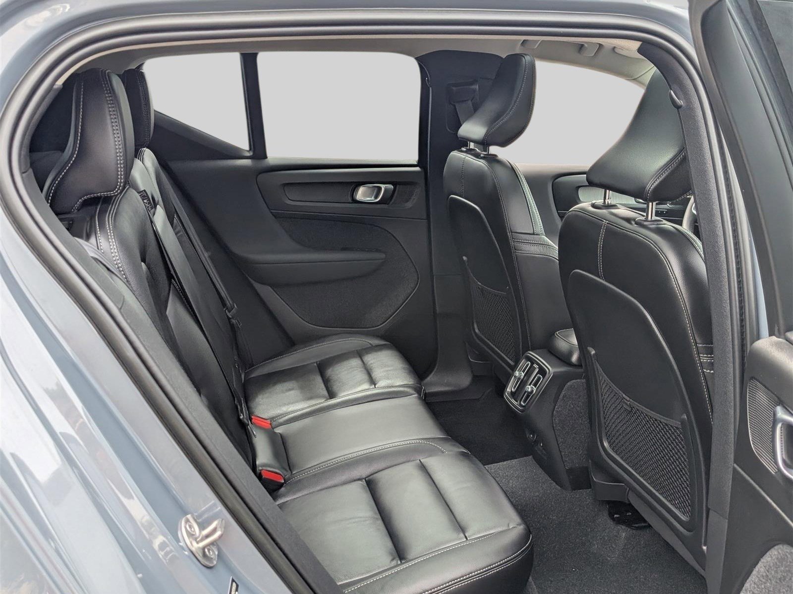 Used 2023 Volvo XC40 B5 Ultimate image 13