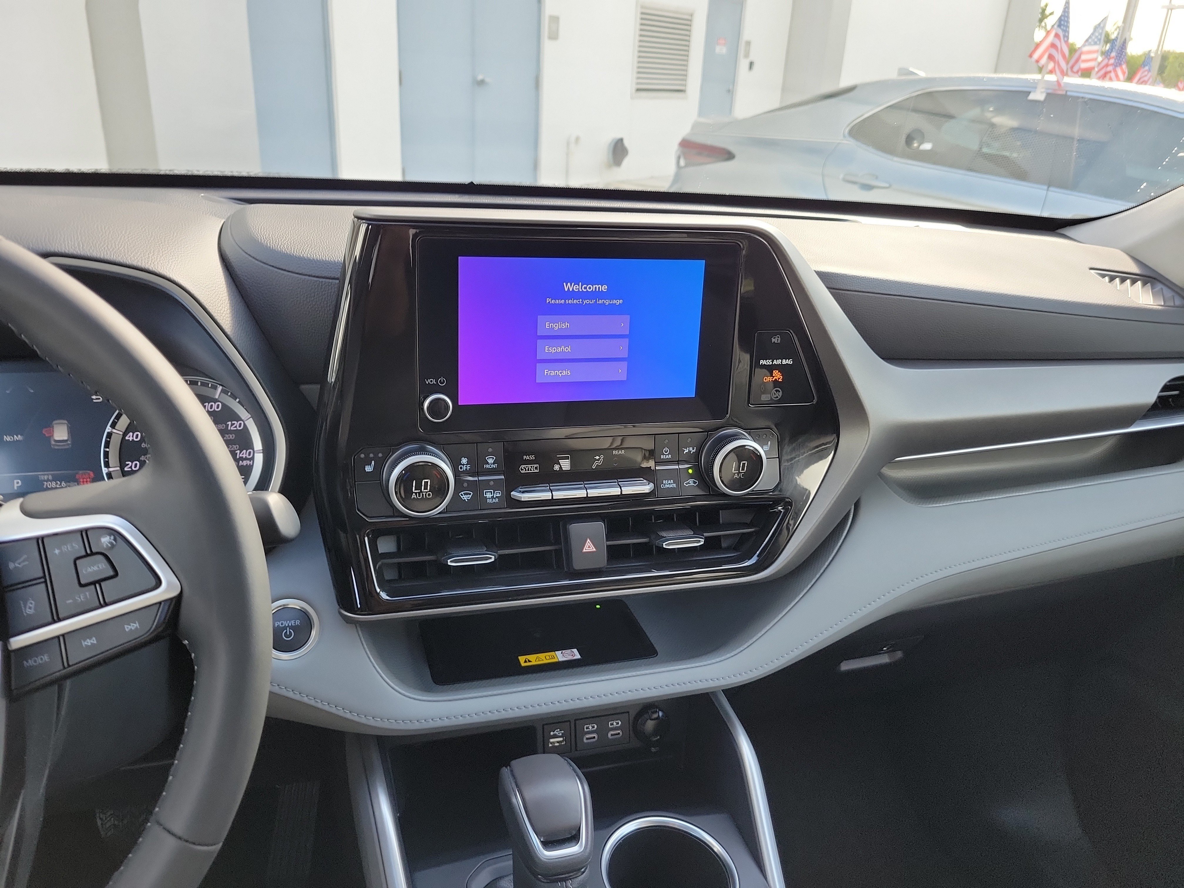 Used 2025 Toyota Highlander XLE AWD/4WD image 21