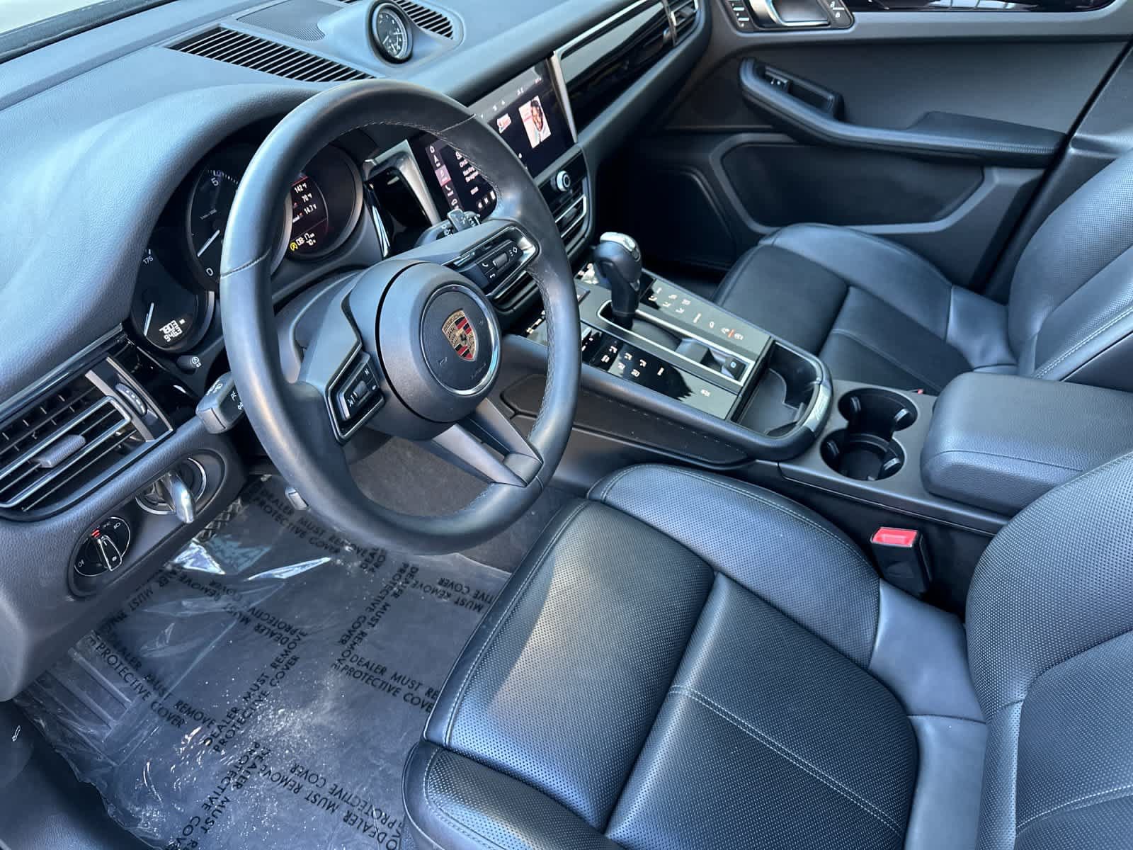 Certified 2025 Porsche Macan AWD/4WD image 4