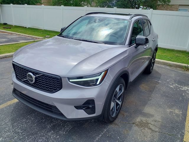 Certified 2026 Volvo XC40 B5 Plus AWD/4WD image 2