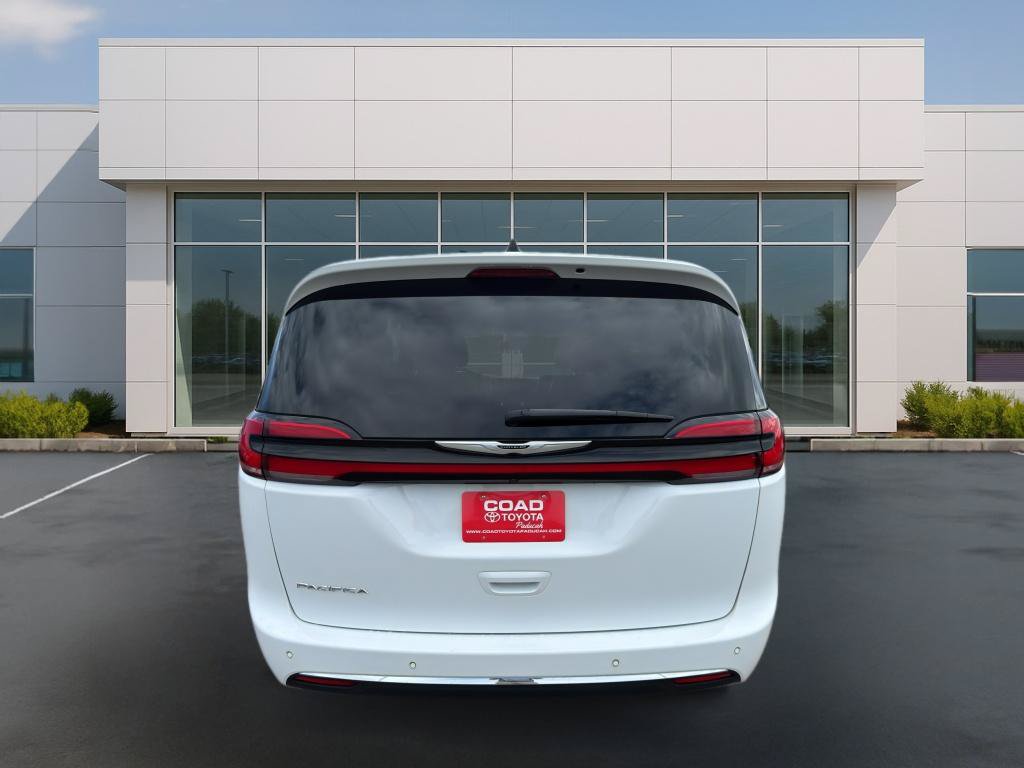 Used 2025 Chrysler Pacifica Select FWD image 4