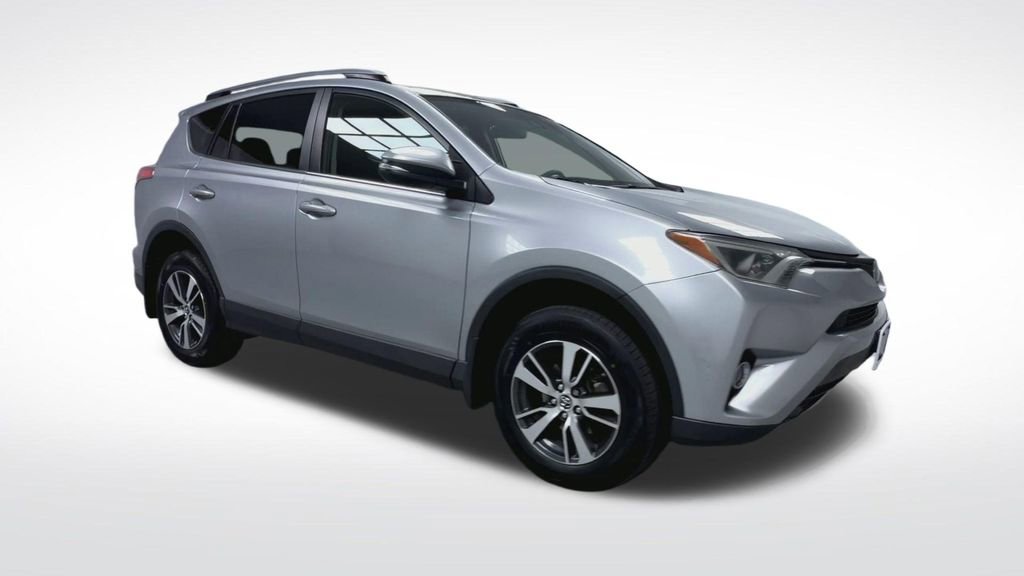 Used 2018 Toyota RAV4 XLE AWD/4WD image 2