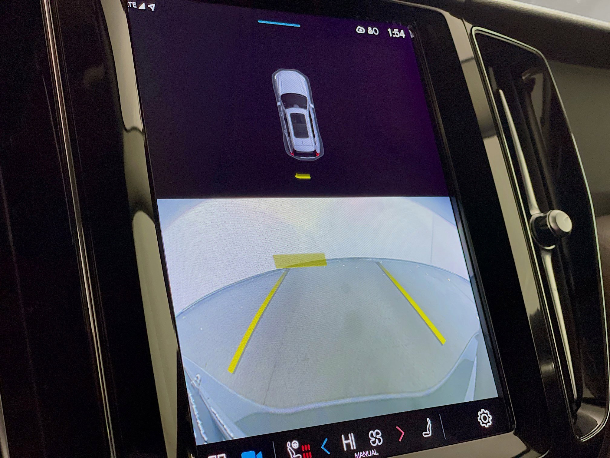 Used 2023 Volvo XC60 T8 Plus image 23