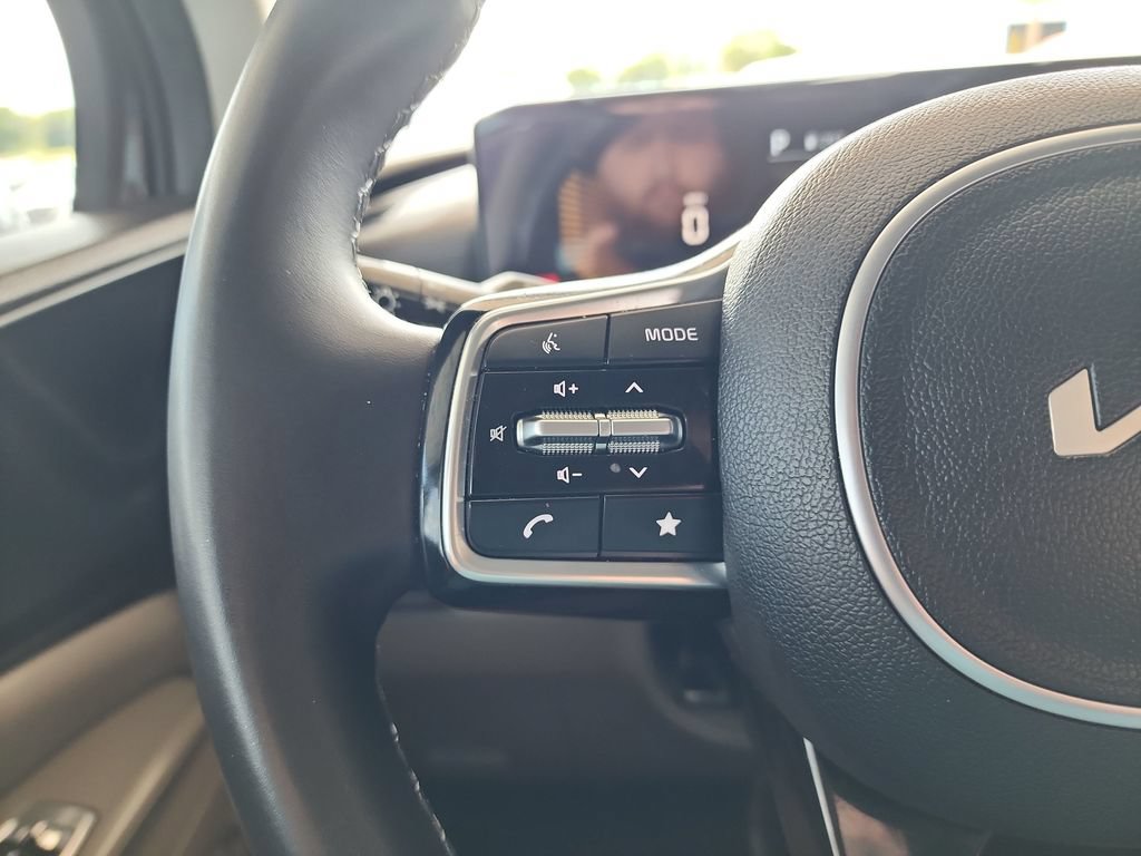 Used 2025 Kia Carnival FWD image 21