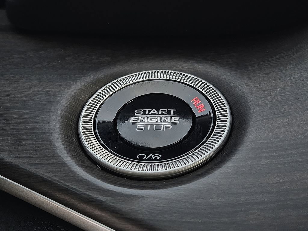 Used 2025 Jeep Grand Cherokee L Limited w/ Black Appearance Package image 17