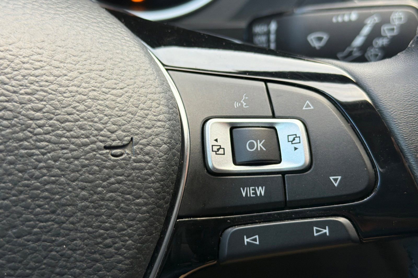 Used 2020 Volkswagen Tiguan SE w/ Panoramic Sunroof Package image 29