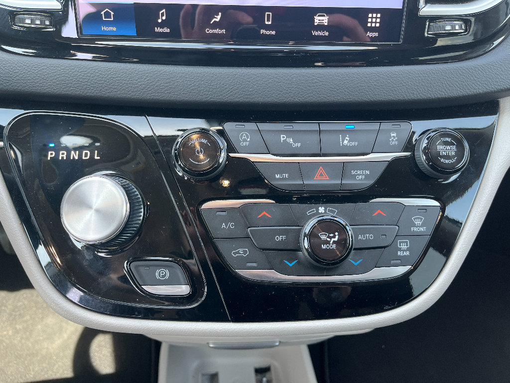 Used 2024 Chrysler Pacifica Touring-L image 24