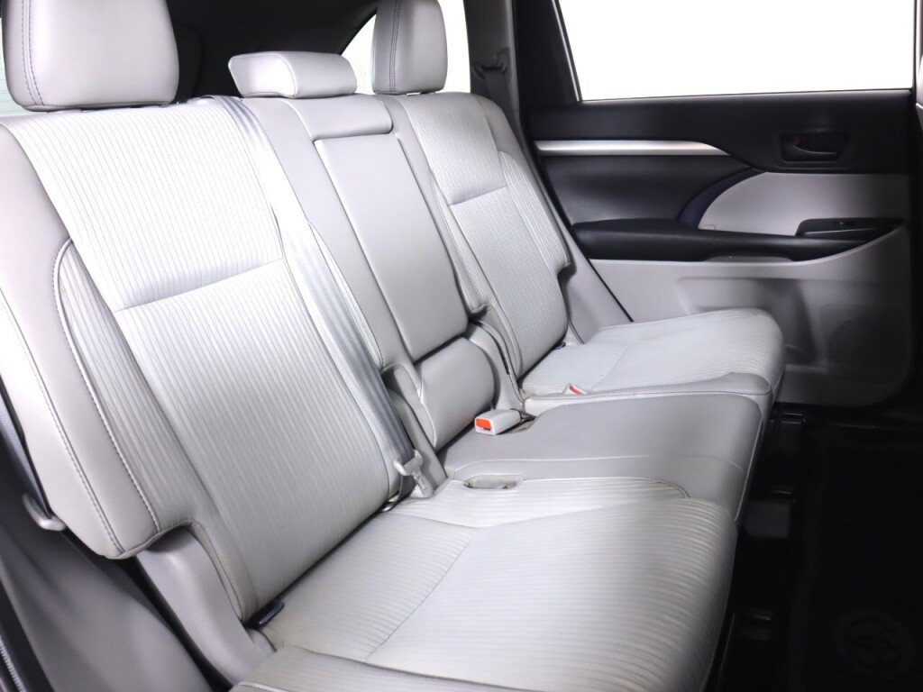 Used 2019 Toyota Highlander Plus AWD/4WD image 38