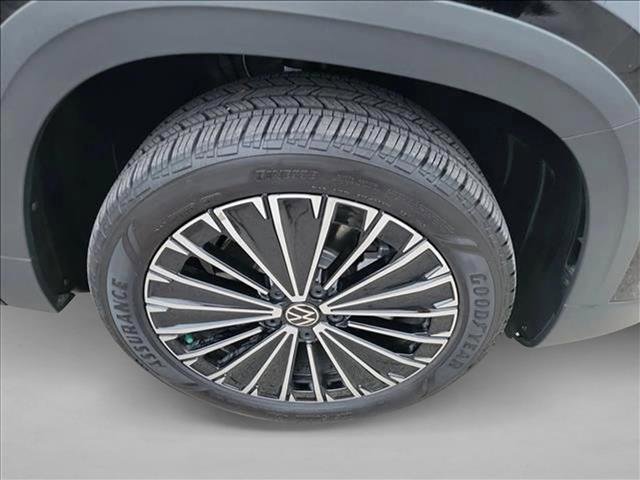 Used 2025 Volkswagen Taos SE w/ Panoramic Sunroof Package image 12