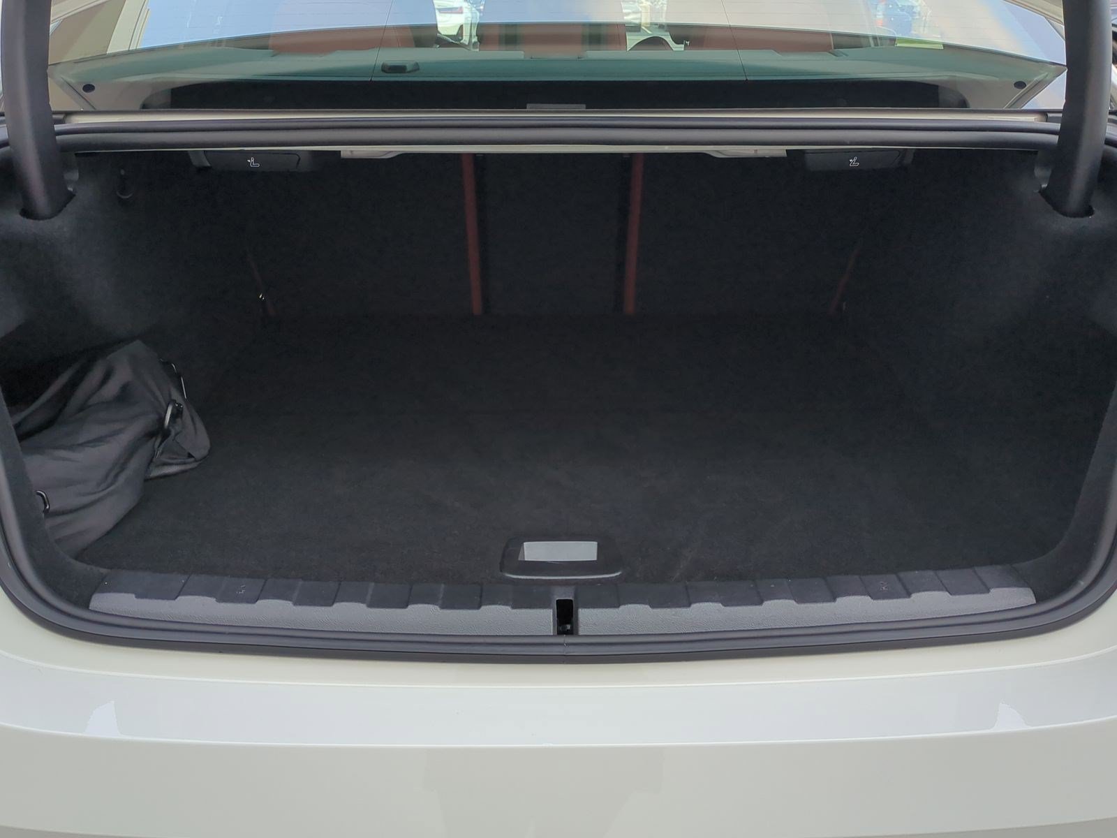 Used 2024 BMW 330e w/ Convenience Package RWD image 33