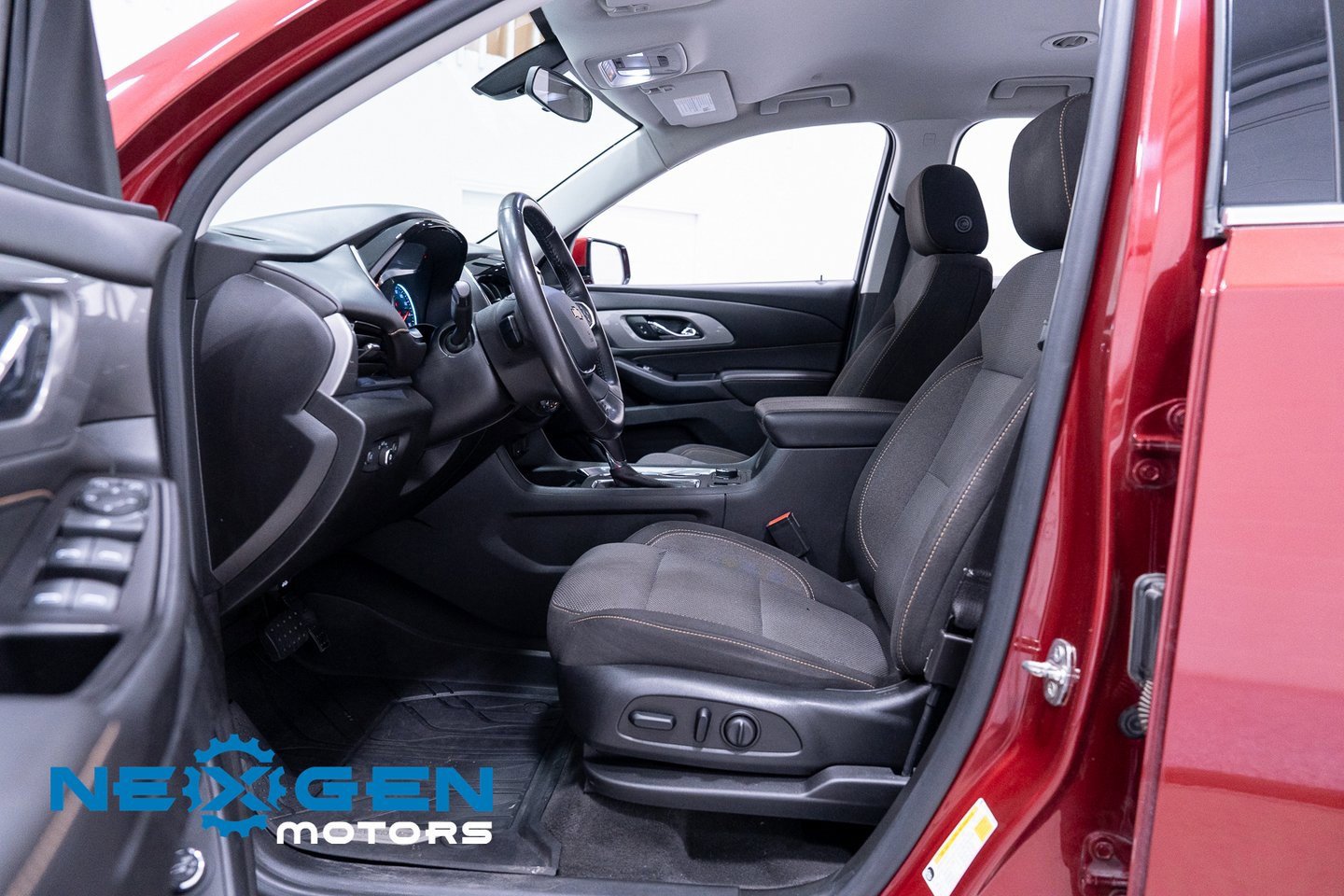 Used 2020 Chevrolet Traverse LT image 25