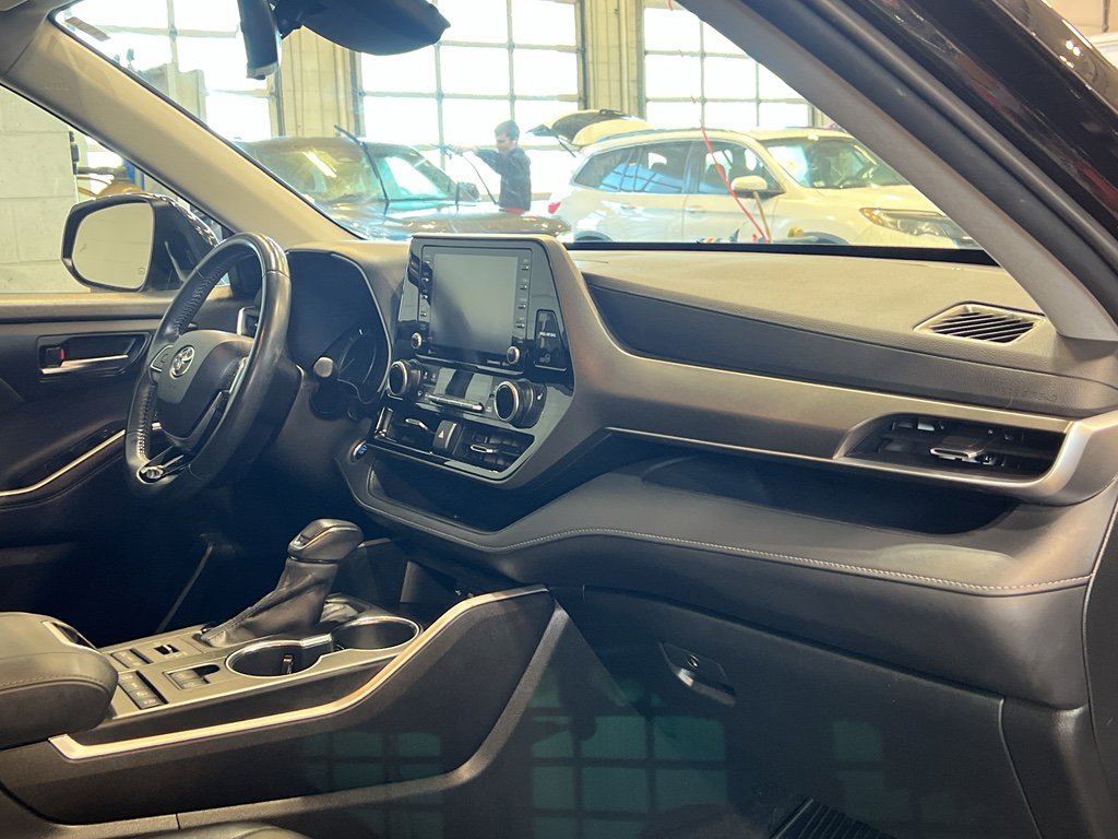 Used 2020 Toyota Highlander XLE image 27