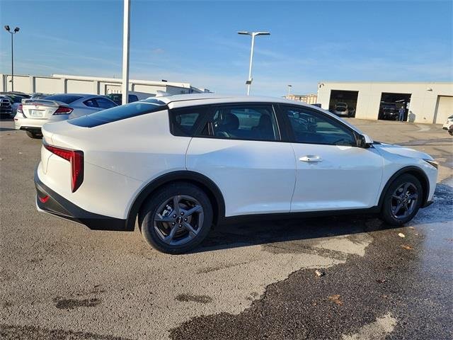 New 2025 Kia K4 LXS image 2