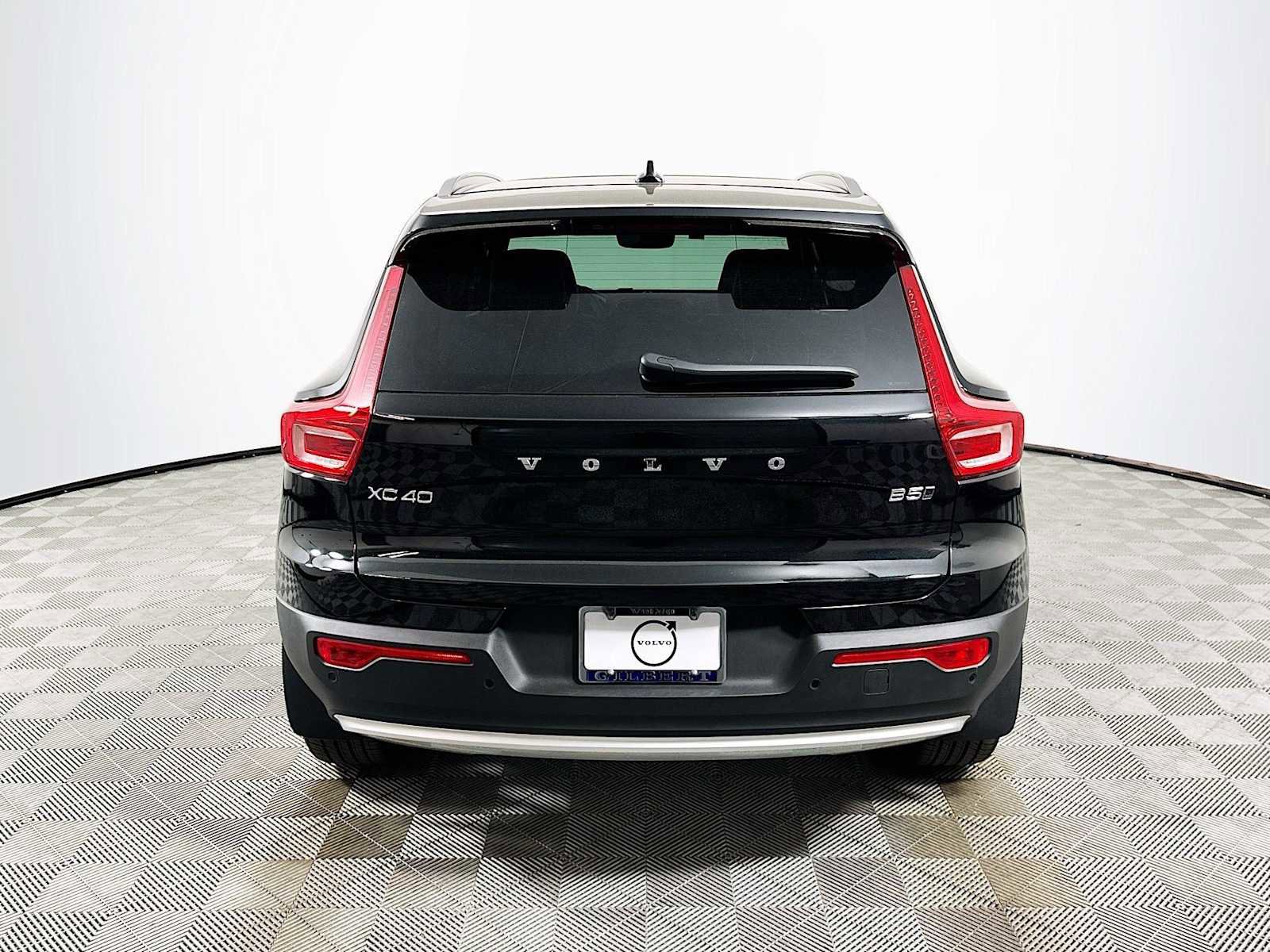 Used 2025 Volvo XC40 B5 Core w/ Climate Package image 6