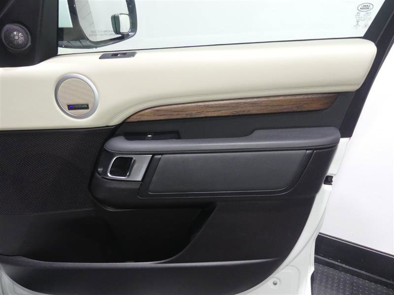 Used 2017 Land Rover Discovery HSE image 18