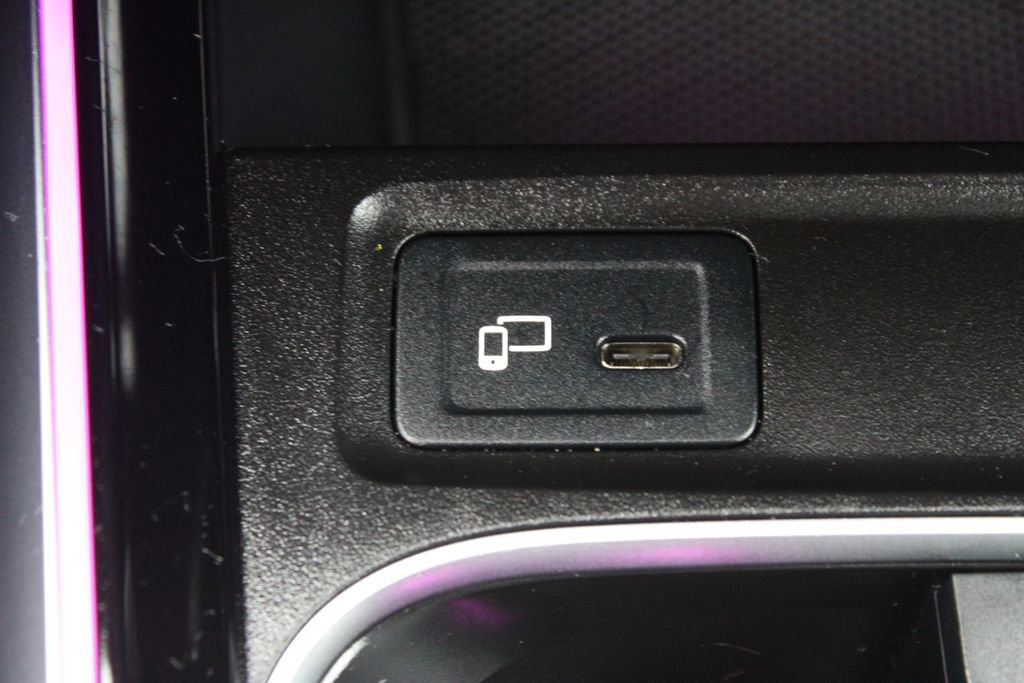 Used 2023 Mercedes-Benz GLB 250 4MATIC w/ Premium Package image 18