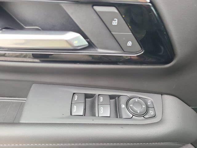 Used 2025 Chevrolet Suburban LS RWD image 19
